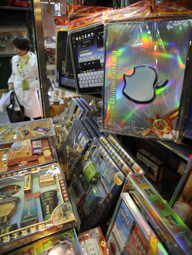 あの世で使ってね、紙製iPadのお供え物が大ヒット 中国