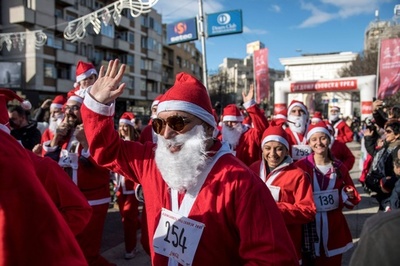毎年恒例のサンタレース、マケドニア首都で開催