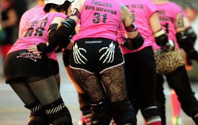 火花散らす英独対戦、ベルリンで「ローラーゲーム」大会