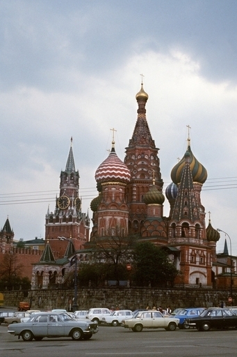 証拠隠滅？汚職官僚がモスクワの大通りで紙幣をばらまく