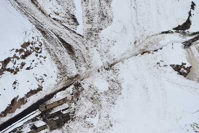 生々しい雪崩の爪あと、死者280人超のアフガン被災地