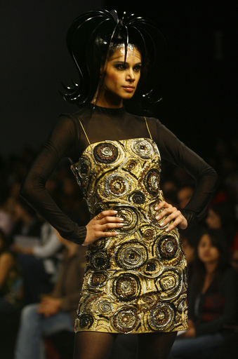 ＜08/09年秋冬インド・ファッションウィーク＞ヴィクラム・ファドニスら、新作発表