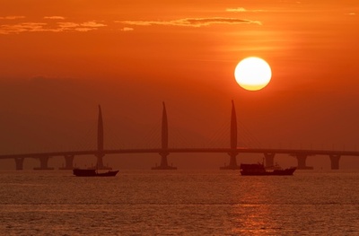 早朝の朝日に照らされる港珠澳大橋