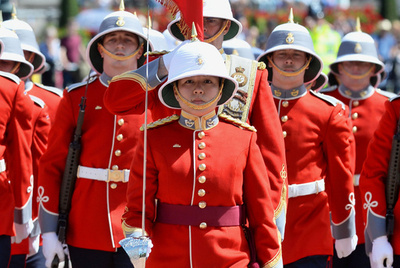 英バッキンガム宮殿警護にカナダ部隊、初めて女性歩兵将校が指揮