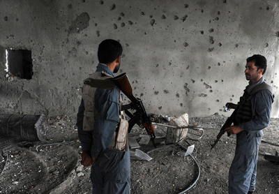 カブール連続攻撃、タリバン兵を制圧 15人死亡