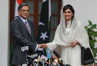 インドとパキスタン、1年ぶり外相会談