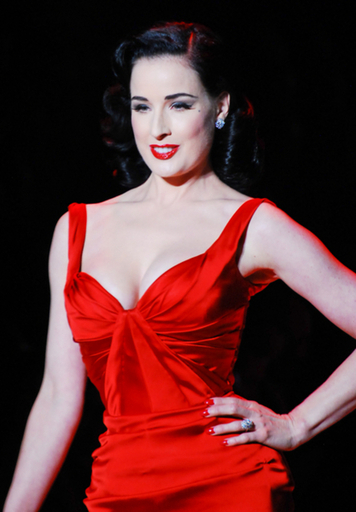 ディータ・ヴォン・ティース「赤い口紅」がメイクのポイント