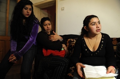 校外学習中に強制送還のロマ少女一家、コソボで襲撃される