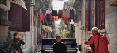 坂本龍一氏の意思を継ぐ中国の「路上ピアニスト」