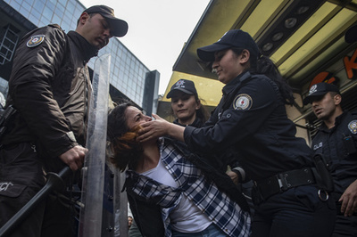 「4人の警官、1人のデモ参加者」