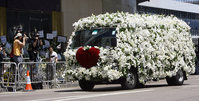 長者番付アジア第1位の実業家の葬儀、花で覆われた霊きゅう車 - 香港