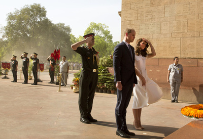 風でスカートが…キャサリン妃の写真掲載したインド紙に批判殺到