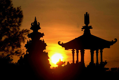 寺院に「セックス禁止」の看板は必要？悩むインドネシア・バリ島