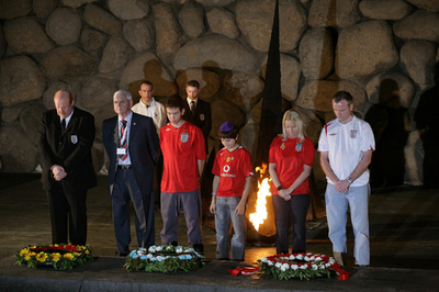 ＜サッカー 欧州選手権2008・予選＞イングランド代表関係者やファンが ヤド・ヴァシェムを訪れる - イスラエル