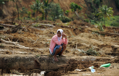 地滑りで埋まった村を「そのまま共同墓地に」、インドネシア当局が検討