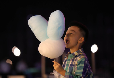 【写真特集】そぞろ歩きを楽しむ「夜市」、にぎわい復活