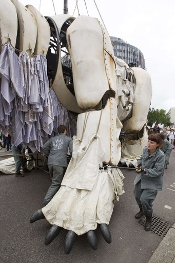 ロンドンに巨大ホッキョクグマ登場、保護団体のデモ行進で