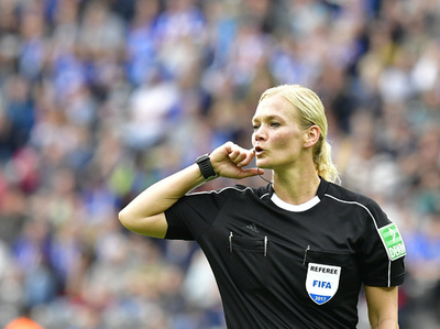 女性主審が欧州主要リーグの試合を初担当、ブンデスで適切なジャッジ