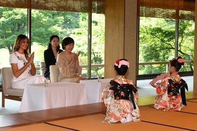 日米首脳夫人、日本舞踊を鑑賞 コイの池にも立ち寄り