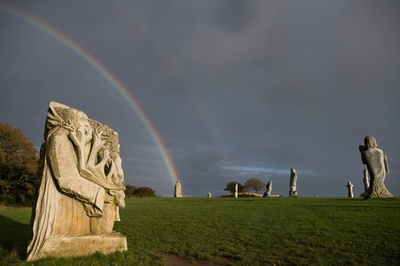133体の聖人像並ぶ谷、目指すは1000体 フランス