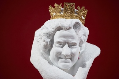 中国人彫刻家が制作の英女王像、T・ハンクスに似ていると話題に