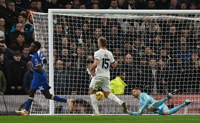 チェルシーが乱戦制す 退場者2人のトッテナムは今季初黒星