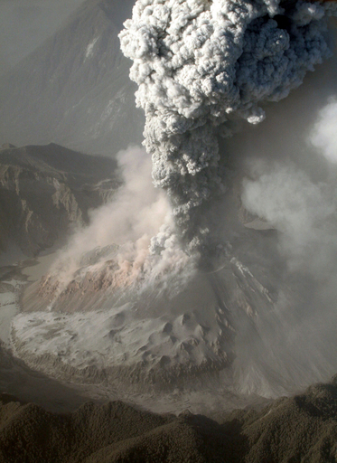 チリ、チャイテン火山の噴火続く