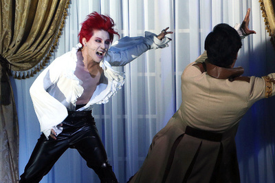 JYJジュンス、ミュージカル「ドラキュラ」で熱演披露