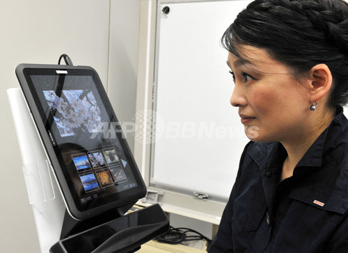 Nttドコモ メガネ型テレビ電話端末を発表 目で操作できるタブレットも 写真7枚 ファッション ニュースならmode Press Powered By Afpbb News