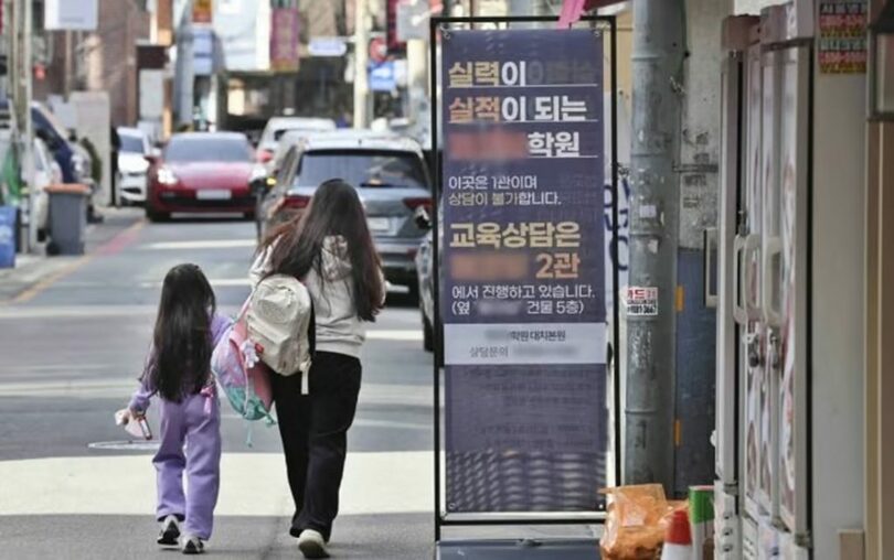 ソウル市江南区大峙洞の学習塾街(c)NEWSIS