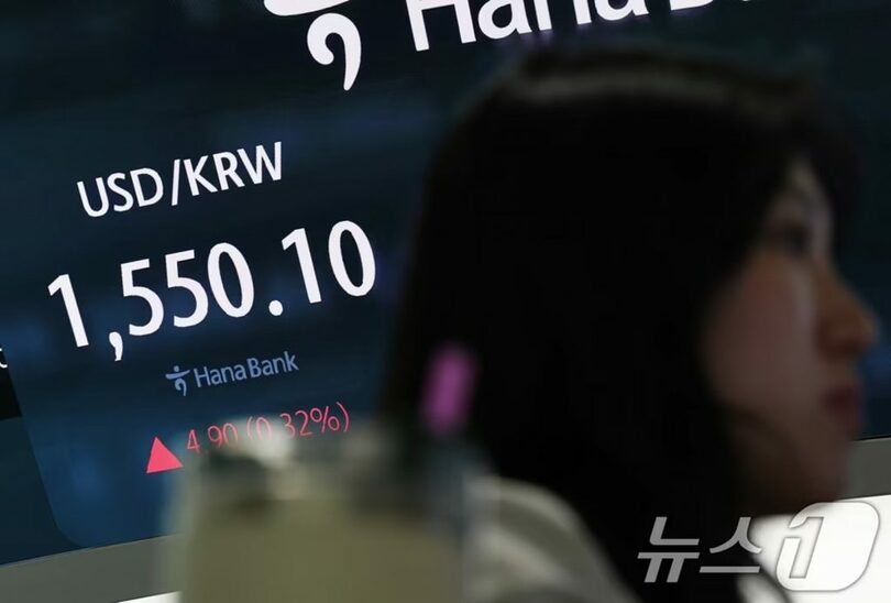 30日、ソウル中区のハナ銀行ディーリングルームの電光掲示板(c)news1