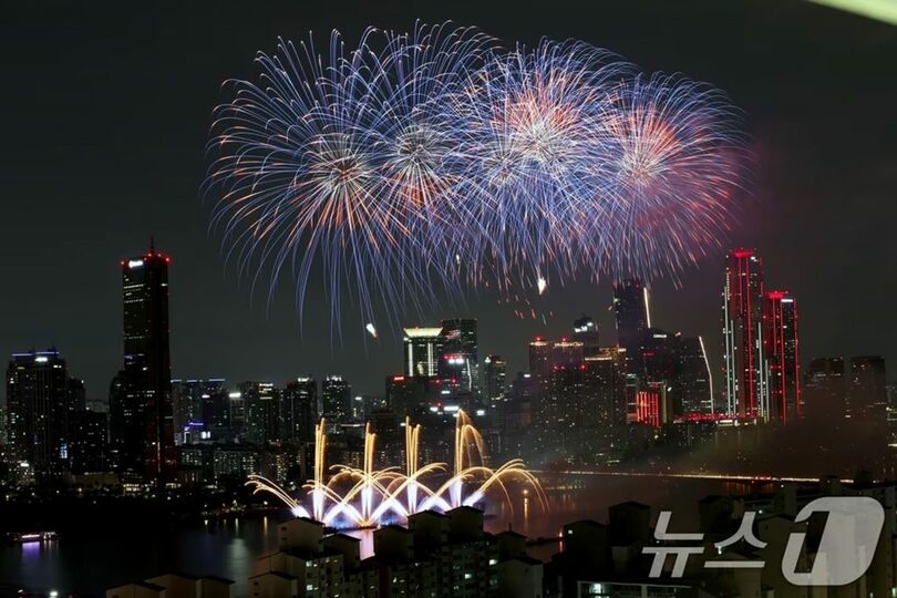 ソウル・汝矣島の漢江公園一帯で開かれた「2025ソウル世界花火大会」で夜空を彩る花火＝2025年9月27日(c)news1