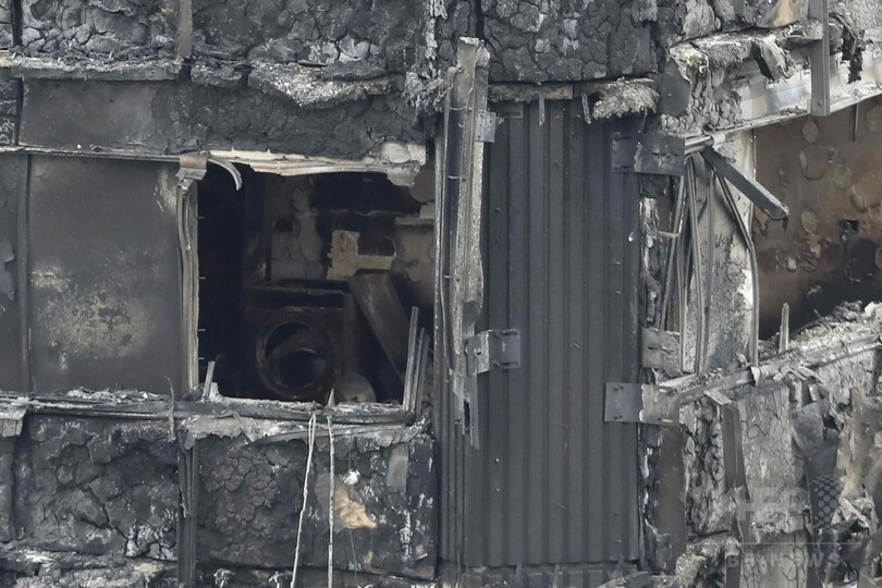 英ロンドンの高層住宅火災、死者17人に