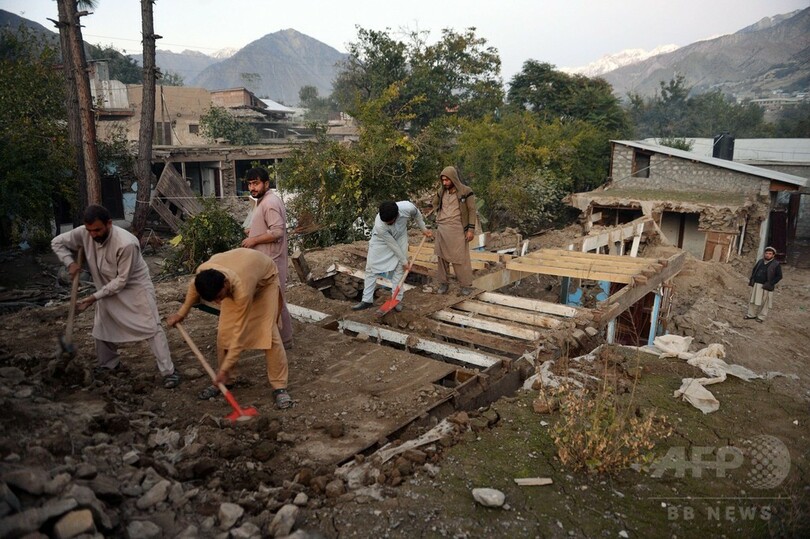 迫る冬の到来、助け合う被災者たち アフガン・パキスタン地震