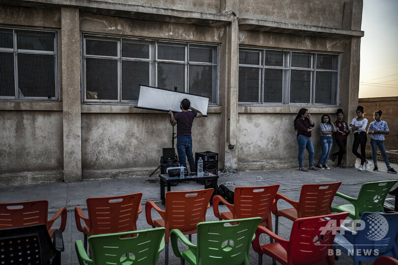 クルド人地区の子どもをとりこにする銀幕の魔法、シリアの移動映画館