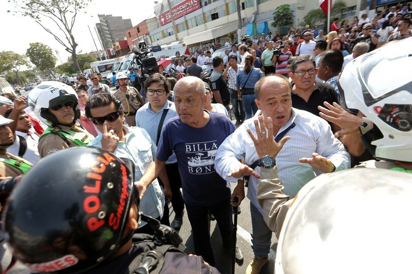 ペルーのガルシア元大統領が自殺 逮捕直前に銃で頭撃つ