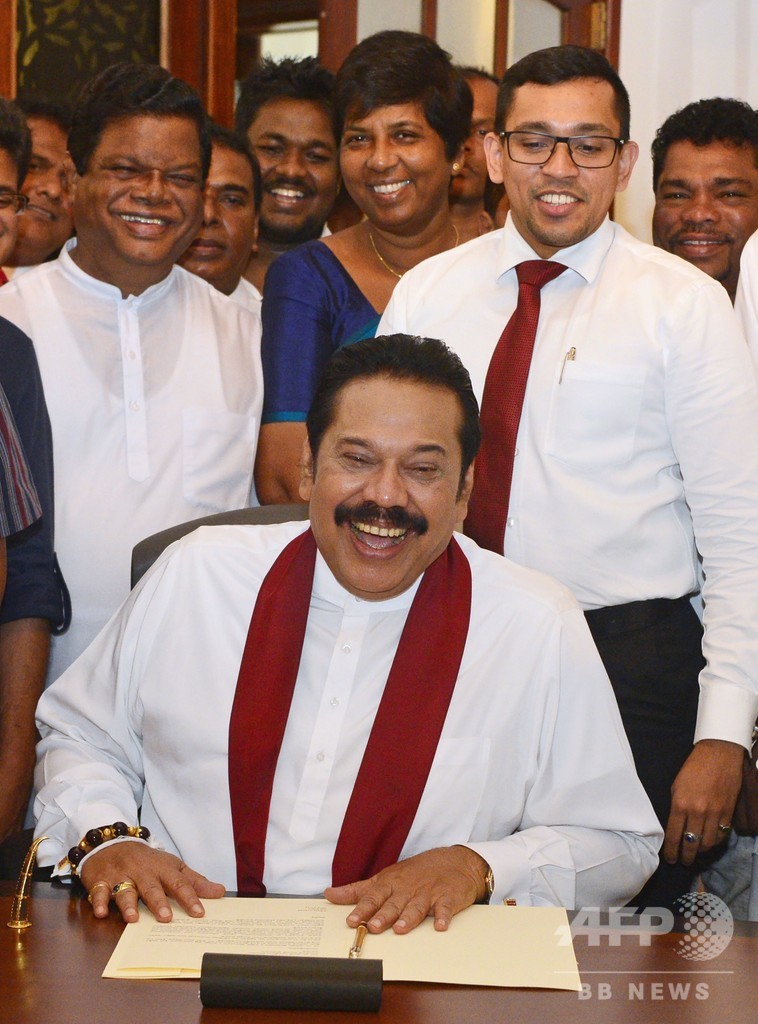 ラジャパクサ首相が辞任、スリランカの「憲政の危機」が収束へ