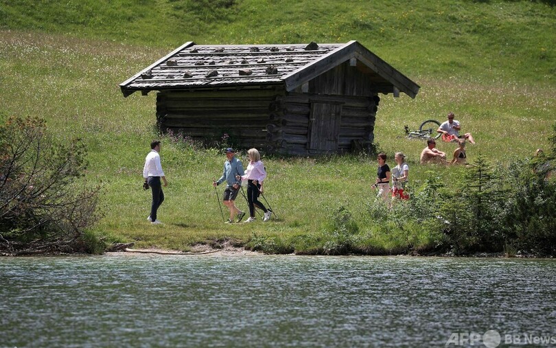 【今日の1枚】湖畔に騎馬警官、近くでG7サミット 独