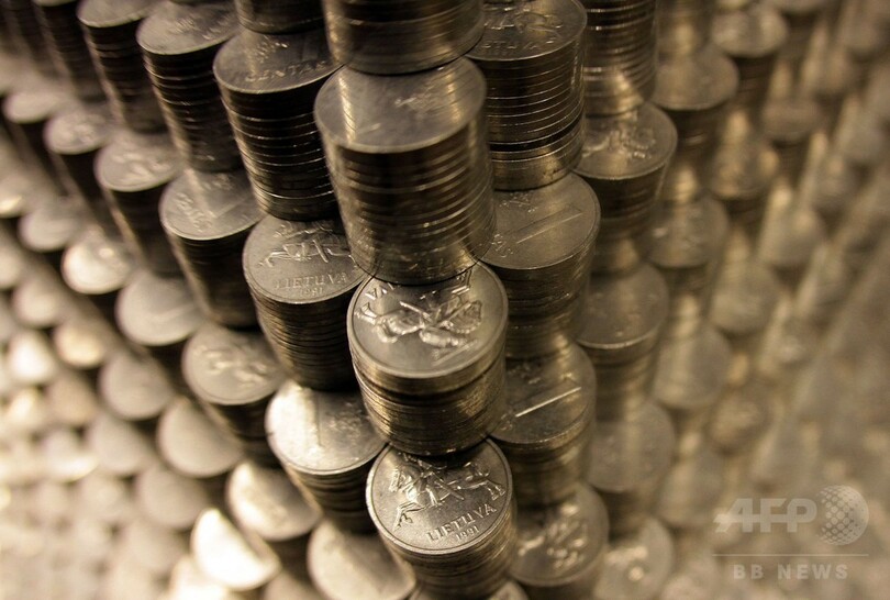 ユーロ導入迫るリトアニアで「世界最大」の硬貨ピラミッド披露