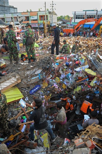 インドネシア スマトラ島地震 死者数100人超える 写真21枚 国際ニュース Afpbb News