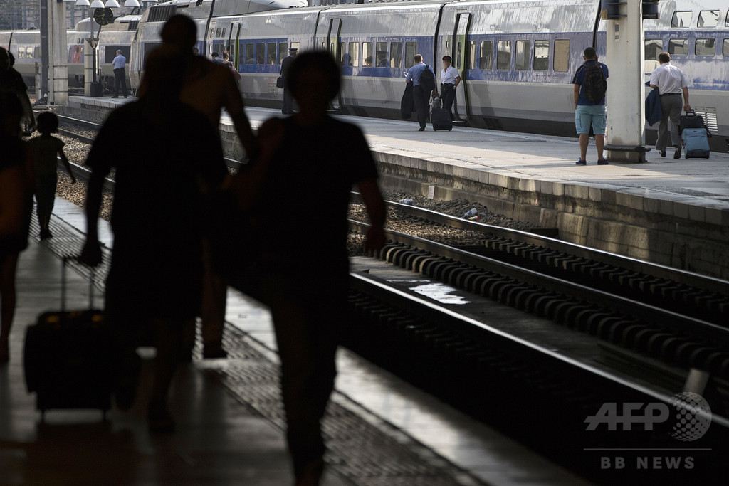 仏19歳女性、飛び込み自殺をアプリで生中継 仏19歳女性、飛び込み自殺をアプリで生中継