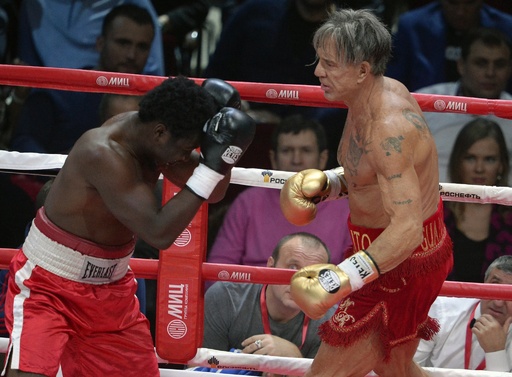 62歳の米俳優ミッキー・ローク、ボクシング復帰戦で勝利 写真13枚 国際