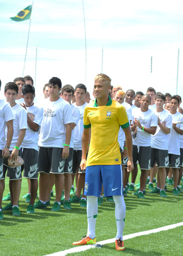 ブラジル代表が新ユニフォームを発表、ネイマールがお披露目 写真10枚