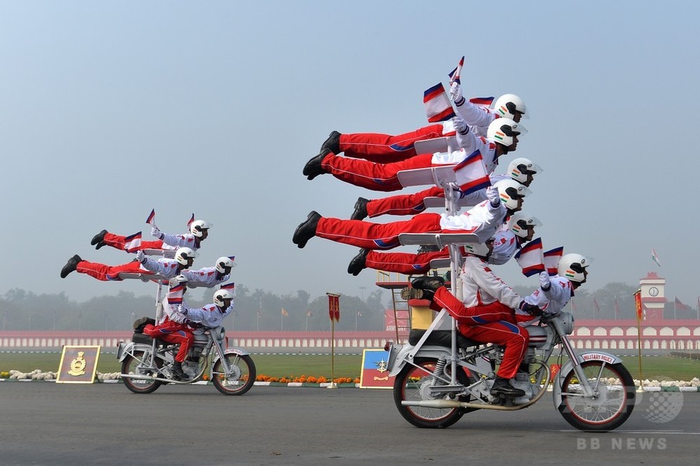 軍隊の日 バイクに乗ってアクロバット披露 インド 写真3枚 国際ニュース Afpbb News