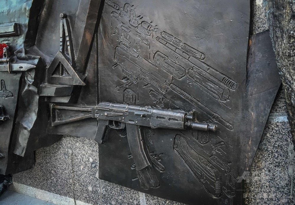 カラシニコフ氏の像にナチス ドイツの突撃銃 彫刻家ミス認める 写真12枚 国際ニュース Afpbb News