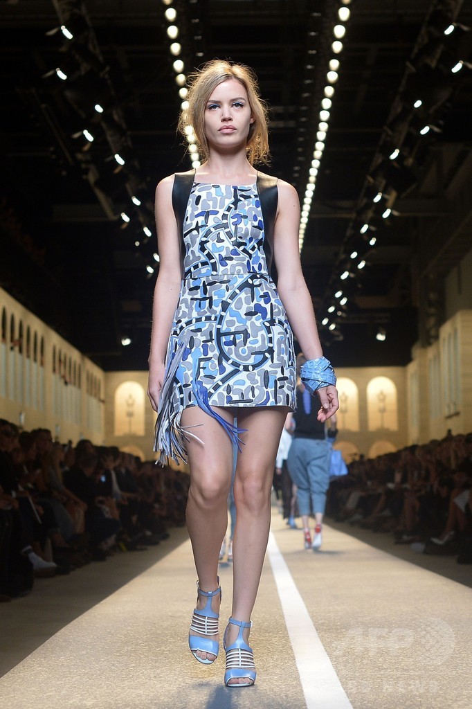 新本社から見えるローマの空をカラーパレットに、「フェンディ」15年春夏