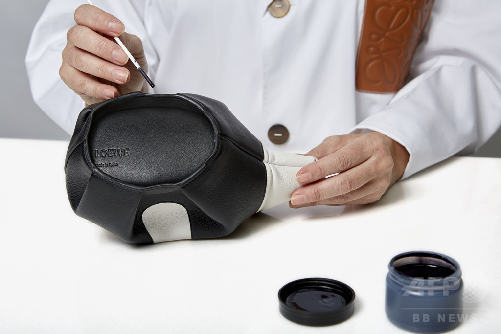 「ロエベ」アニマルシリーズから“パンダミニバッグ”登場