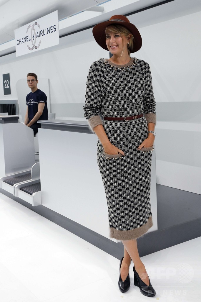 シャラポワ、仏パリで開催中のファッションウイークに登場