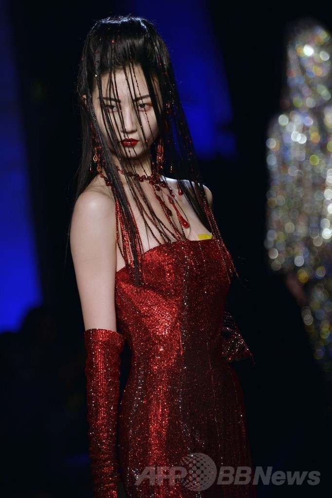 「ひげ面の女装歌手」も登場、J.P.ゴルチエ14/15年秋冬オートクチュール