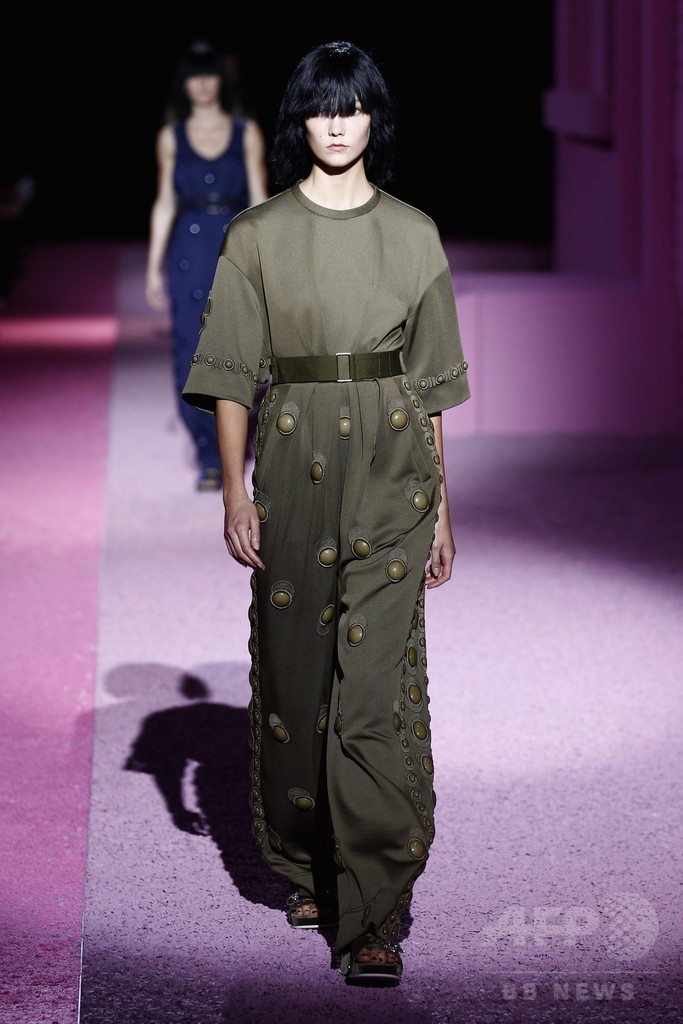 制服がコンセプト、「マーク ジェイコブス」15年春夏